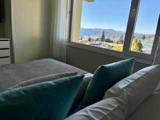 Alojamiento en el centro con vista parcial al lago y con cochera